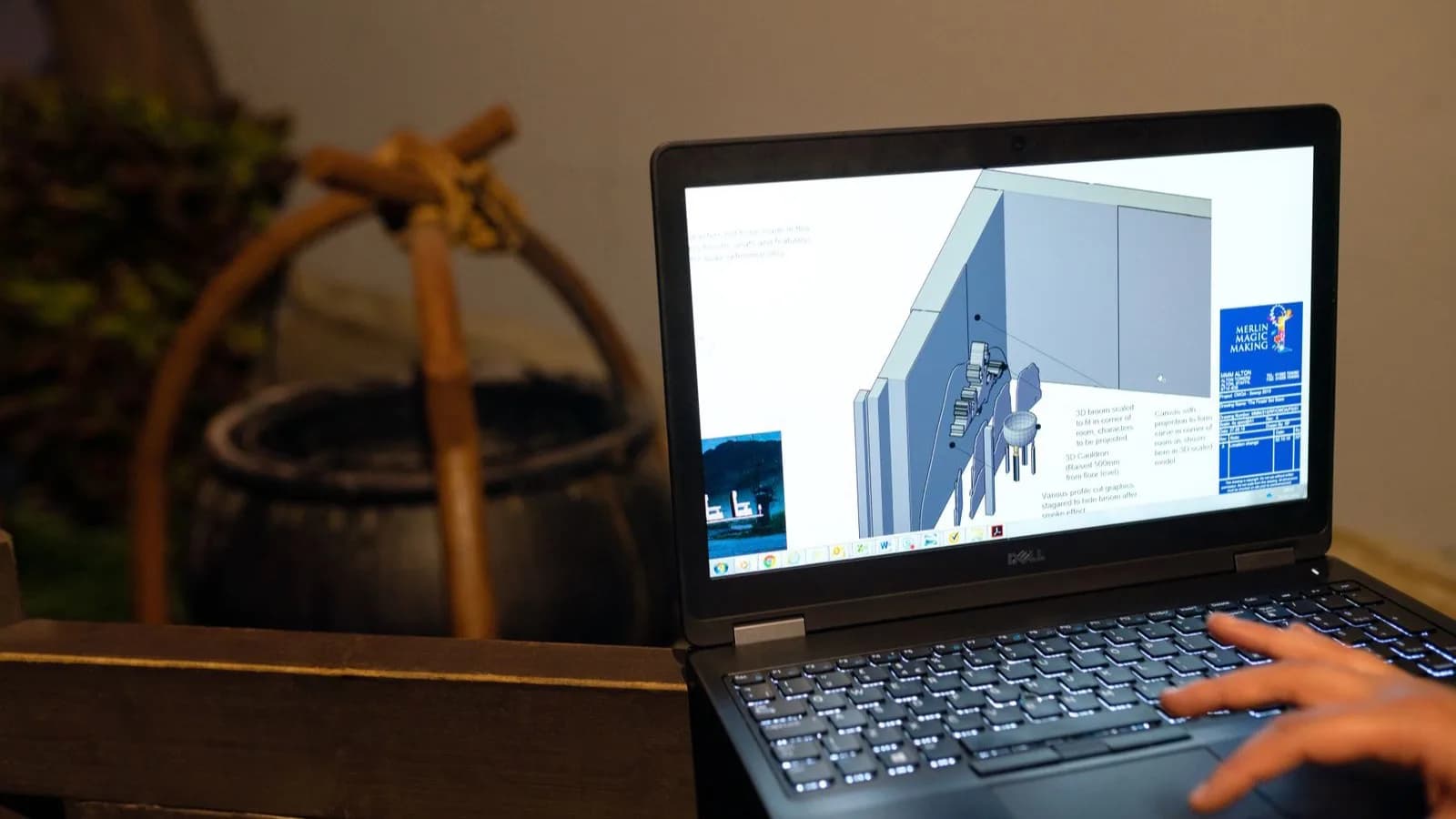 Ingénieur travaillant sur un logiciel de conception assistée par ordinateur